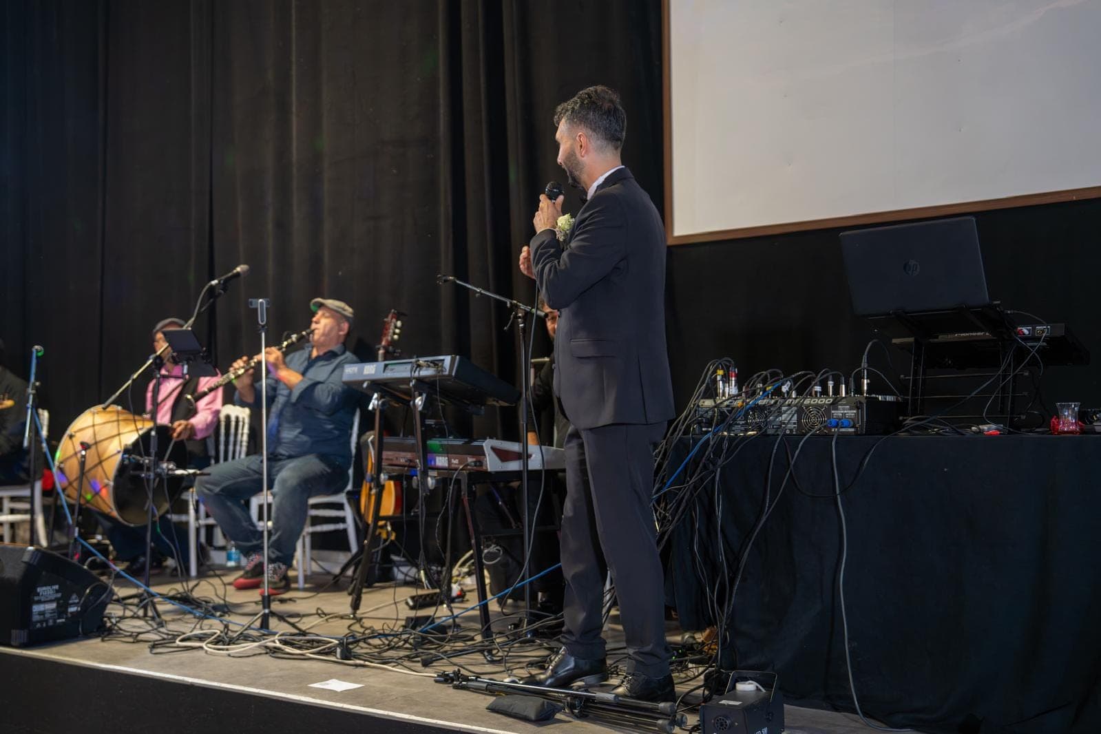 Live-Besetzung mit Klarinette, Davul und Keyboards neben dem DJ-Setup auf der Bühne