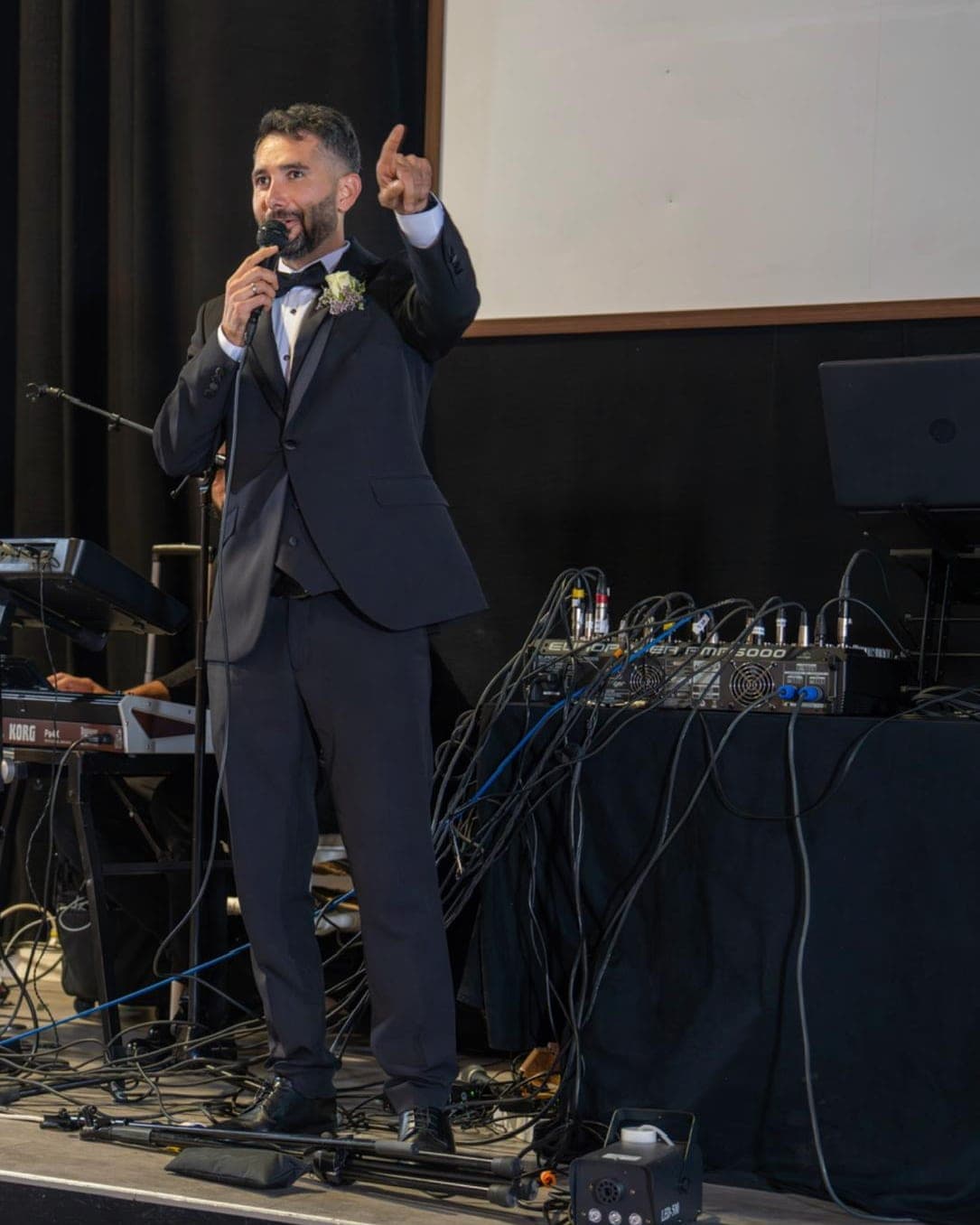 Veysel Durmuş moderiert mit Mikrofon auf einer Hochzeitsfeier