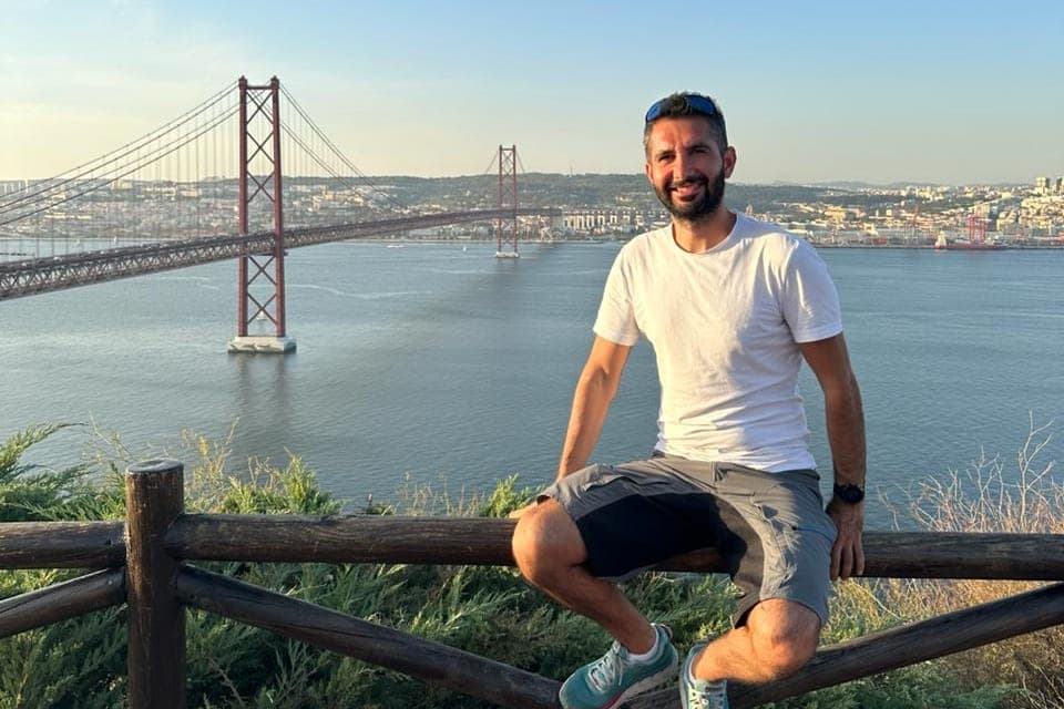 Veysel Durmuş auf Reisen im Ausland, Hafenstadt und Hängebrücke im Hintergrund