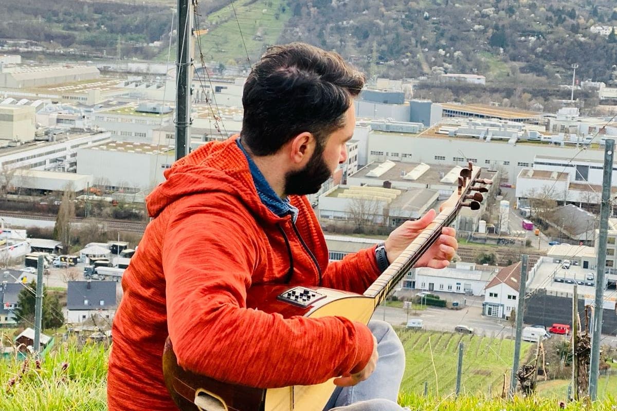 Veysel Durmuş mit Bağlama auf einer Anhöhe über dem Stuttgarter Talkessel